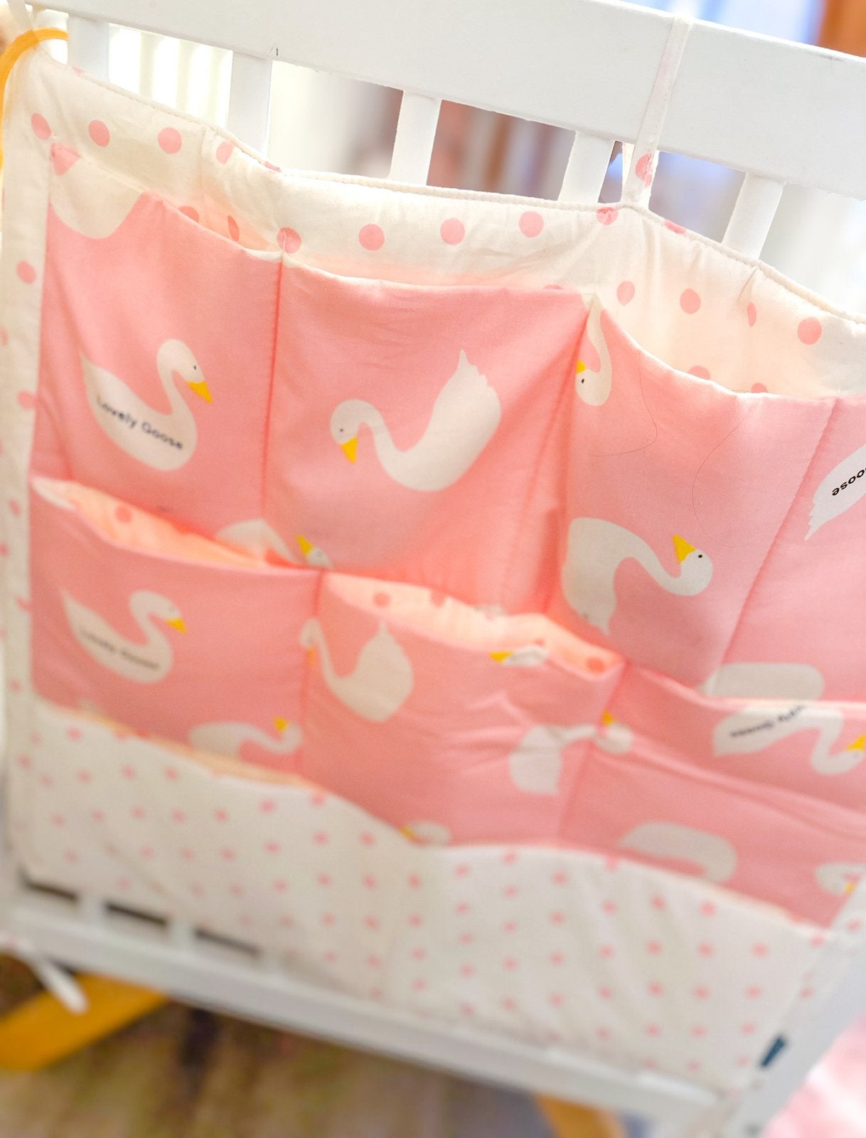 Baby ledikant organizer / babybed organizer roze met ganzen, Ophalen of Verzenden, Zo goed als nieuw, Minder dan 140 cm, Minder dan 70 cm