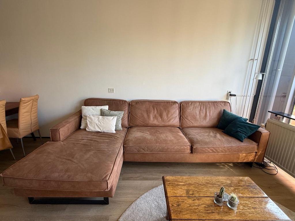 Bruine leren bank, Huis en Inrichting, Banken | Bankstellen, Ophalen, 250 tot 300 cm, Gebruikt, 100 tot 125 cm
