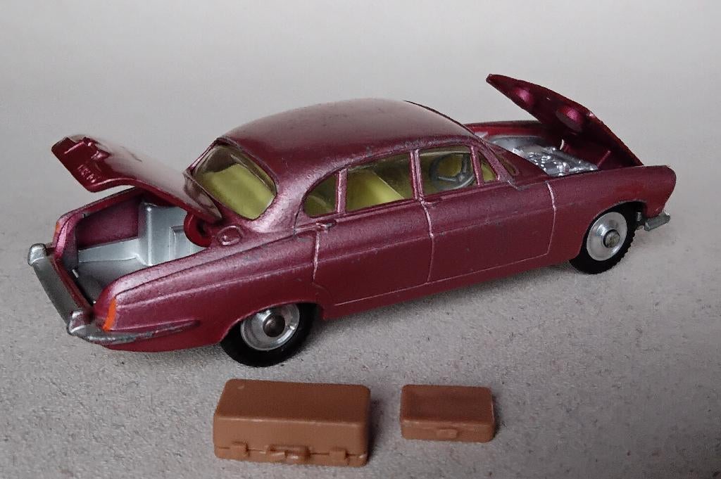 Corgi Jaguar mk10 vintage 1/43 inclusief de bagage, Ophalen of Verzenden, Gebruikt, Auto, Corgi
