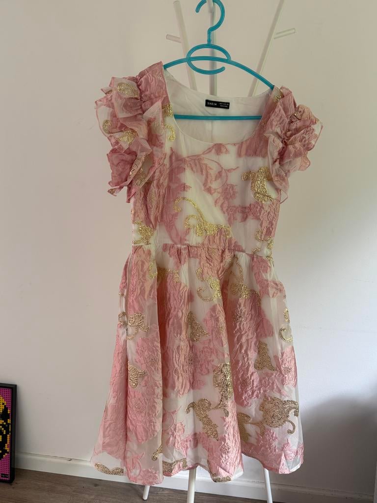 Shein Roze en Goud Geborduurd Jurkje, Kleding | Dames, Carnavalskleding en Feestkleding, Ophalen, Zo goed als nieuw, Maat 38/40 (M)