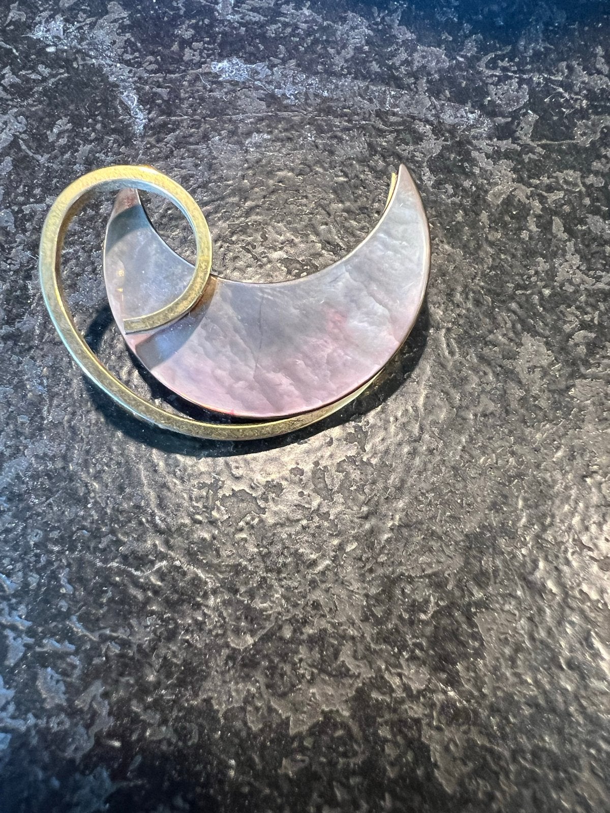 Vintage Broche GesGesch Maanvormig met Parelmoer, Overige materialen, 4 tot 7 cm, Ophalen of Verzenden, Zo goed als nieuw
