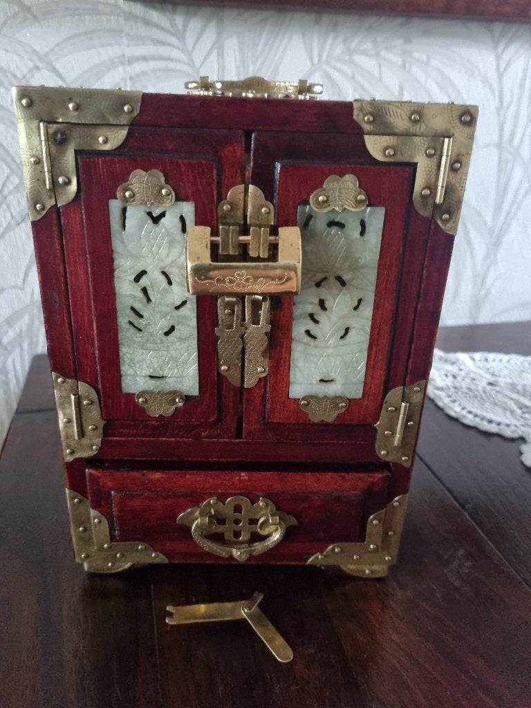 Oud Chinees Rozenhouten Sieradenkastje - Jade - Anno 1950 -, Hout, Bruin, Doos, Ophalen of Verzenden