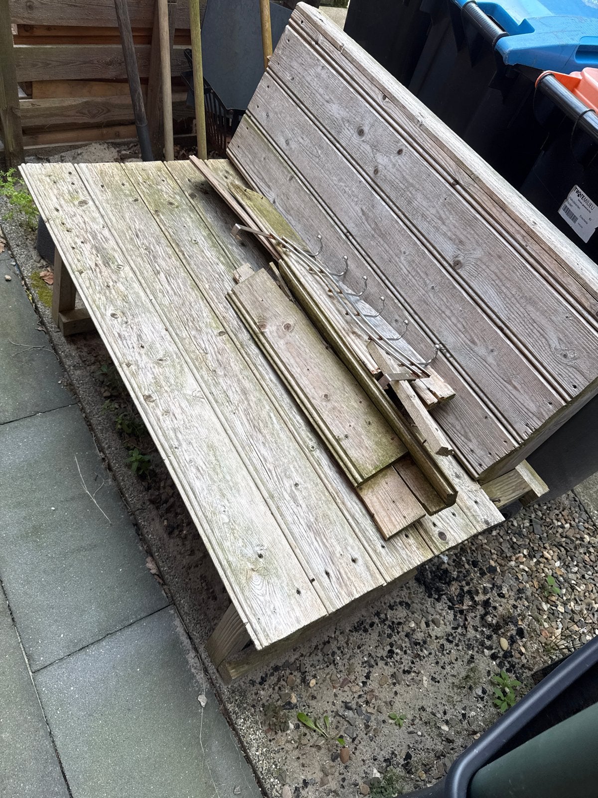 Houten en ijzeren spullen, graag ophalen, Ophalen