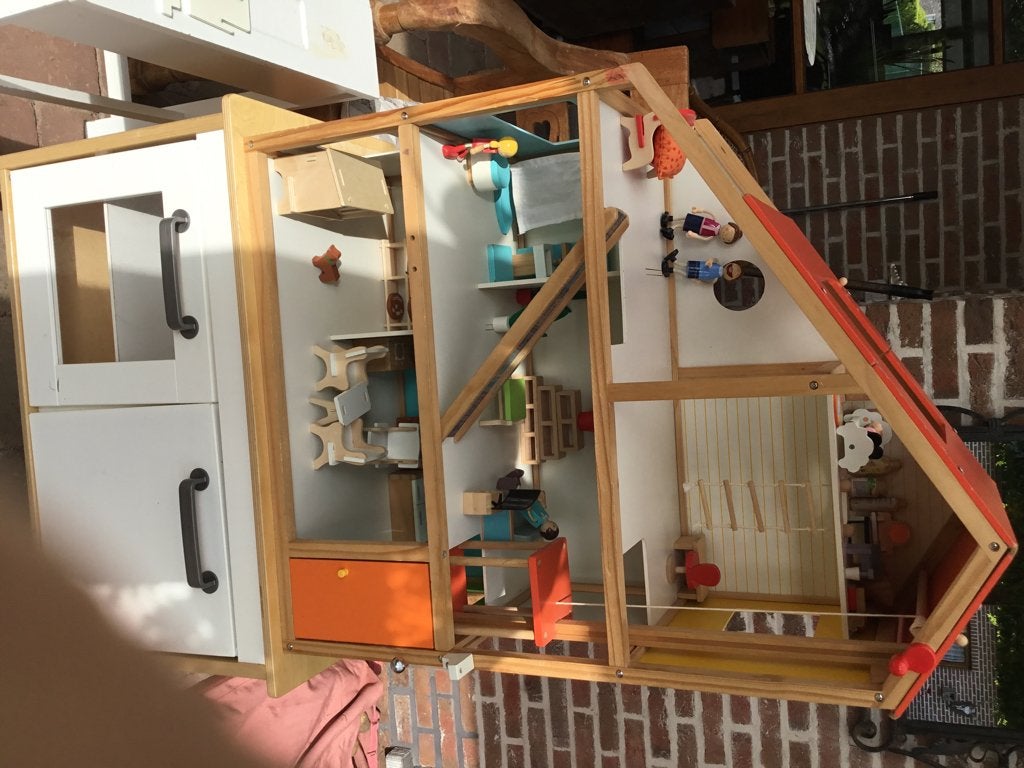Groot houten poppenhuis met meubels en poppetjes