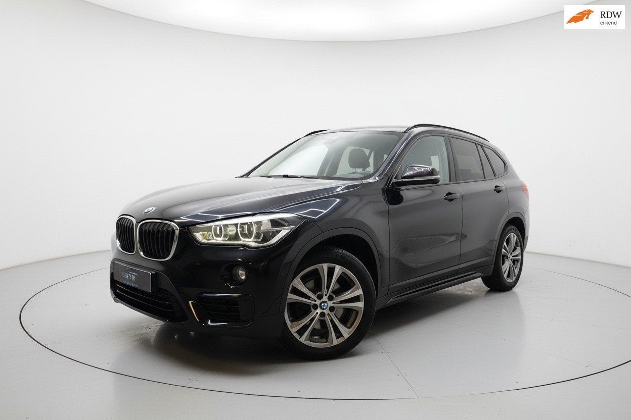 BMW X1 SDrive18i High Executive TREKHAAK CAMERA, Auto's, Stof, Gebruikt, Zwart, 3 cilinders
