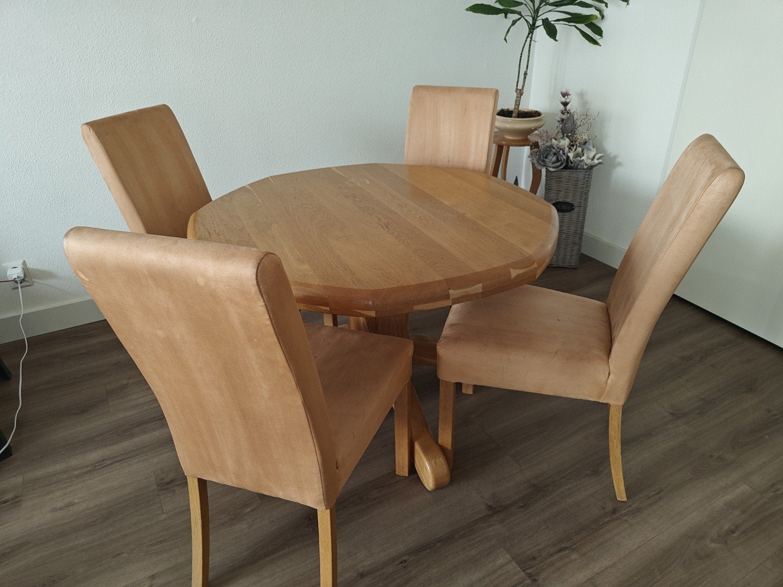 Massief eiken eettafel (8-hoekig) + 4 stoelen – Hoogenboezem, Huis en Inrichting, Complete eetkamers, Ophalen, Gebruikt, Klassiek rustiek