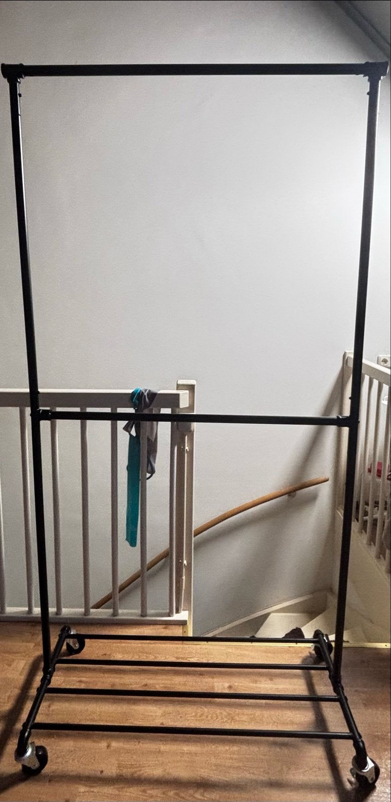 Kledingrek met wielen - Zwart metalen kledingroede, Kleding | Dames, Kledingrekken, Zo goed als nieuw, Met wielen, Ophalen of Verzenden