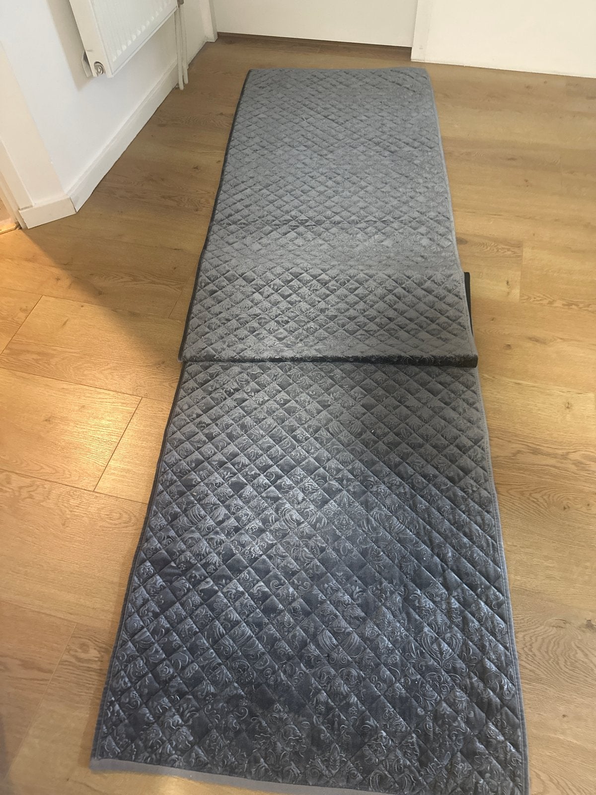 Grijs gewatteerd tapijt - Zo goed als nieuw, Ophalen, 200 cm of meer, 50 tot 100 cm, Zo goed als nieuw