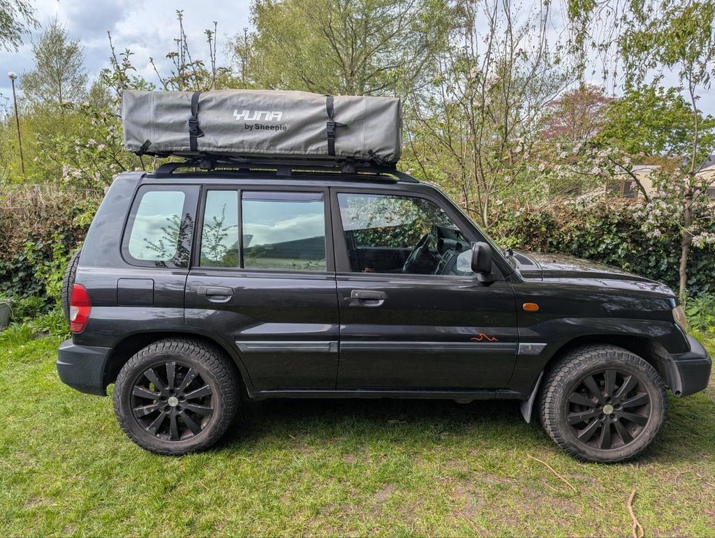 Avontuurlijke Mitsubishi Pajero met daktent. Nieuwe APK, 4 cilinders, 129 pk, Zwart, 75 €/maand
