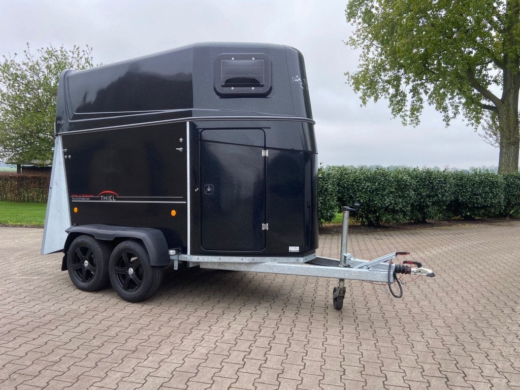 1 1/2 Prds Volpolyester Thiel Pico met Zadelkamer, Dieren en Toebehoren, Paarden en Pony's | Trailers en Aanhangwagens, Zo goed als nieuw