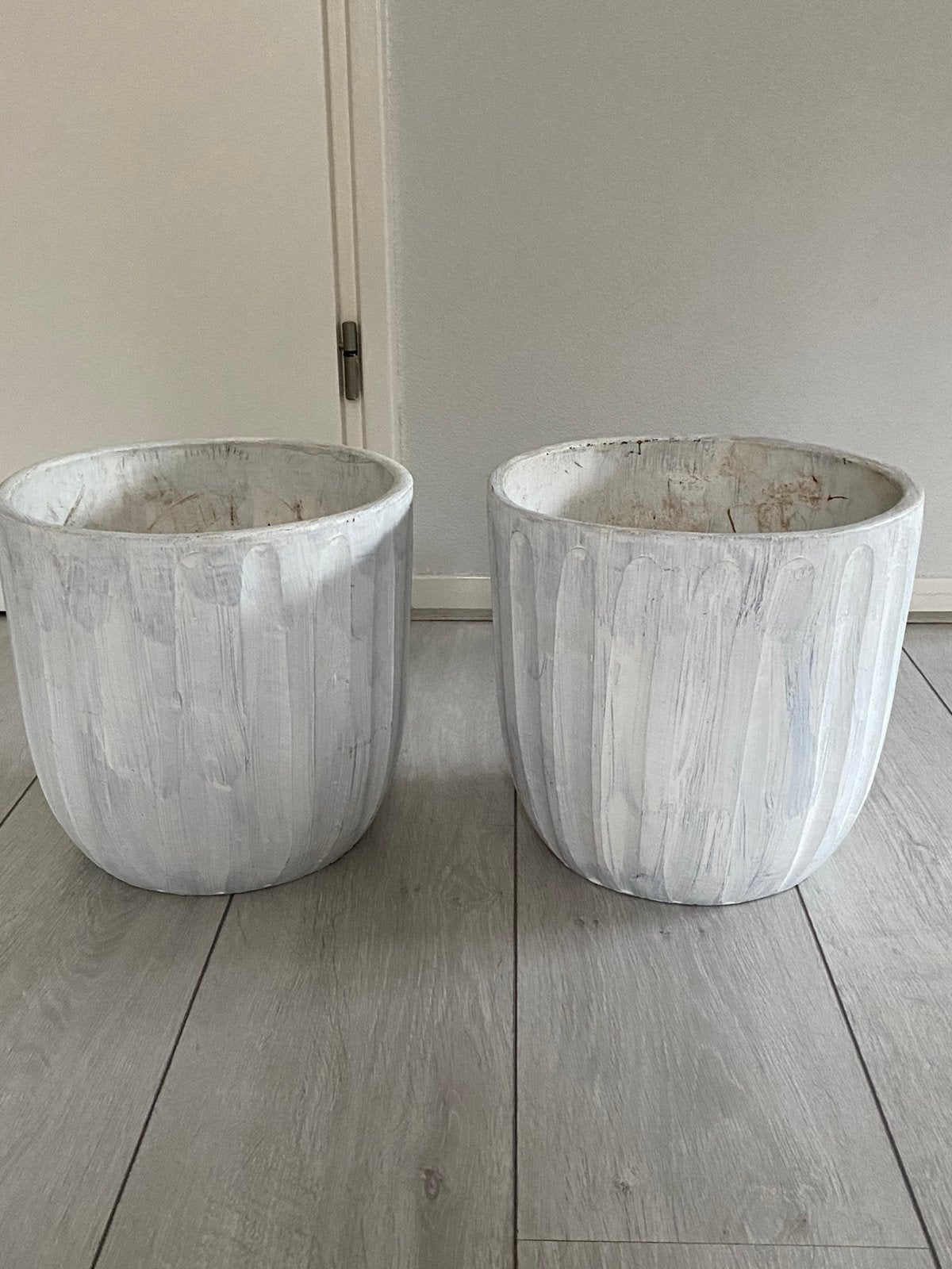 2 grote wit geschilderde bloempotten, Kunststof, Gebruikt, Rond, Minder dan 40 cm