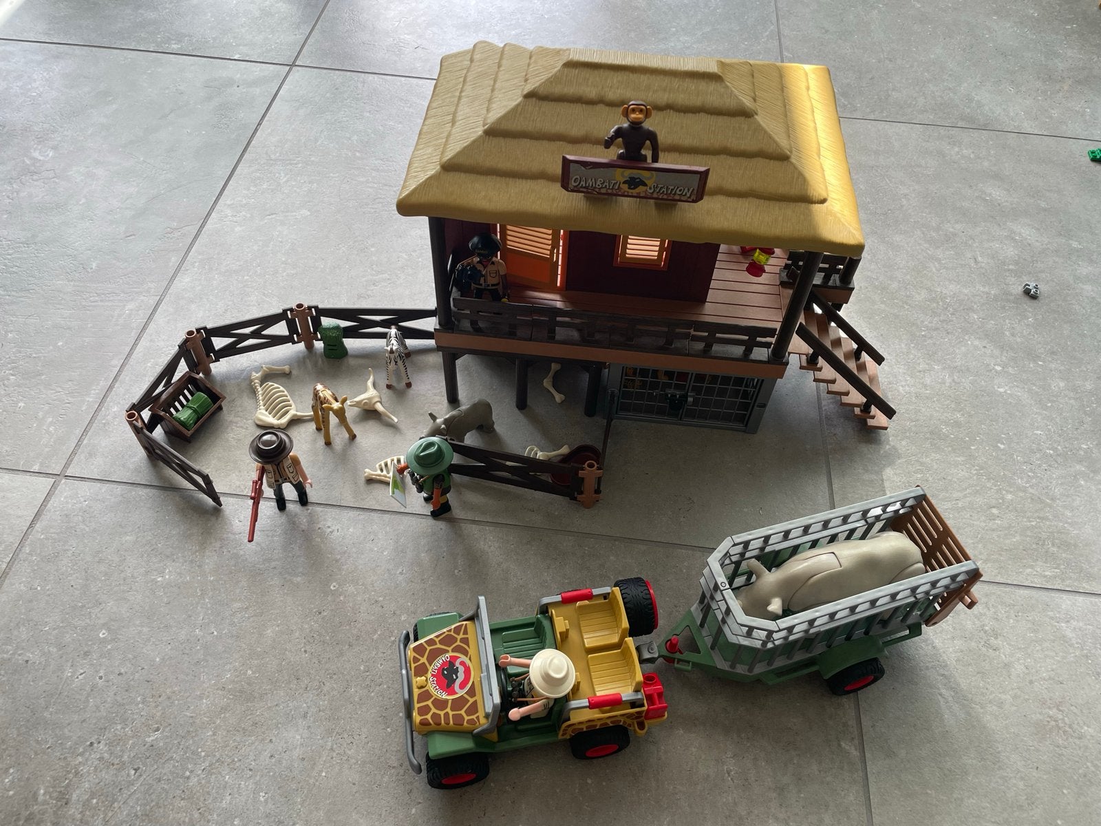 Playmobil Safari terreinwagen (4832) & verzorgingspost (4826, Wild life, Gebruikt, Complete set, Voertuig