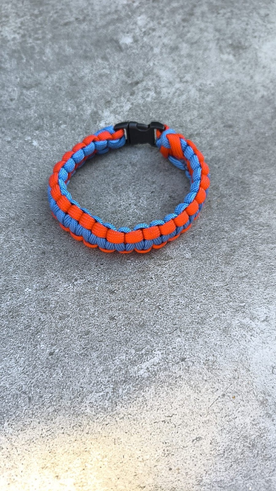 Gevlochten Paracord Armband rood en Blauw, Ophalen of Verzenden, Zo goed als nieuw, Oranje, Overige materialen