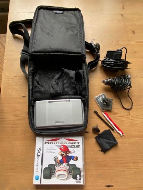 Zilverkleurige Nintendo DS phat compleet inclusief 1spel, Spelcomputers en Games, Spelcomputers | Nintendo DS, Gebruikt, Ophalen of Verzenden