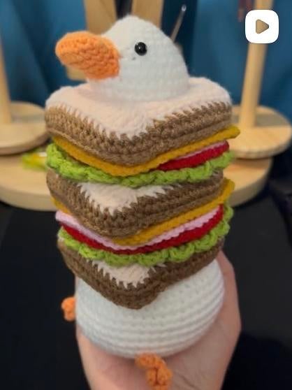 Gehaakte Eend Sandwich Knuffel - Uniek en Handgemaakt, Ophalen of Verzenden, Zo goed als nieuw