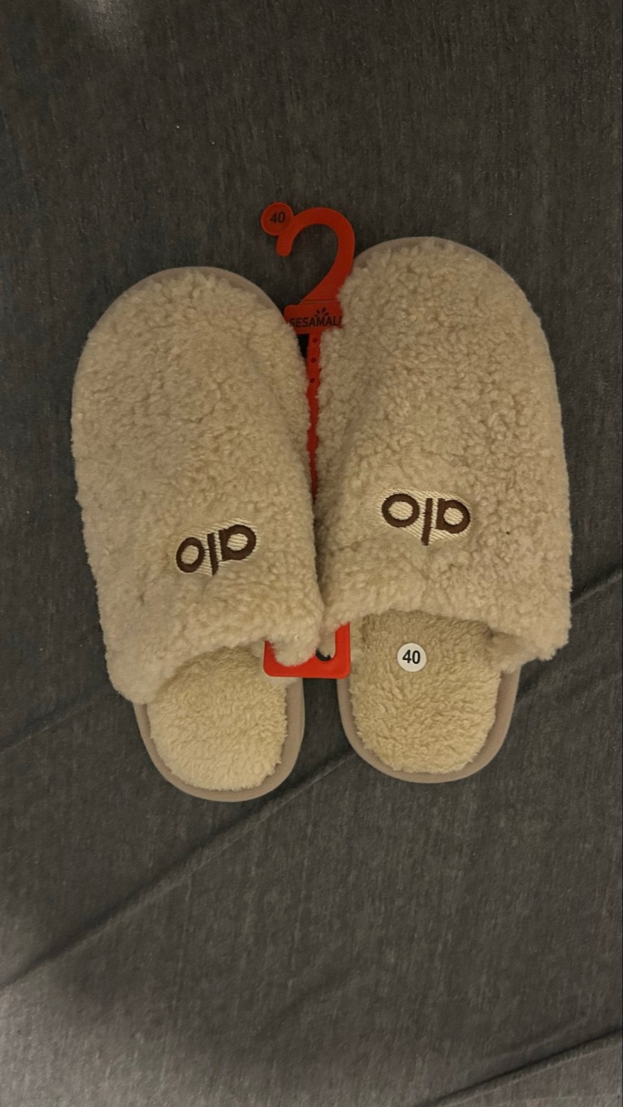 Nieuwe Alo Yoga Sherpa Sloffen, Kleding | Dames, Ophalen of Verzenden, Nieuw, Beige, Pantoffels of Sloffen