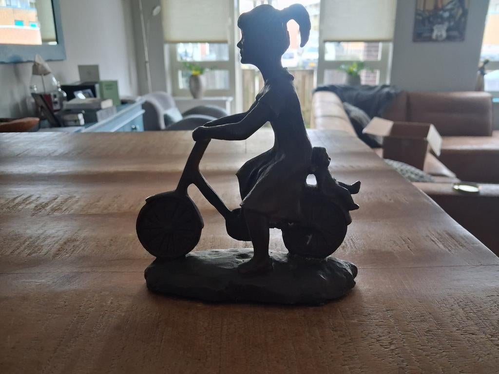 Koperen beeldje: Vrouw met kind op fiets, Minder dan 20 cm, Ophalen of Verzenden, Gepatineerd, Scène