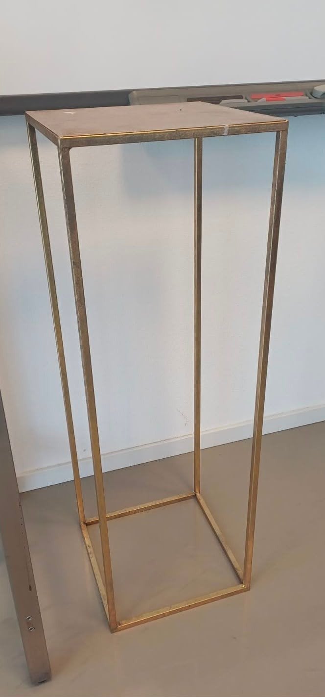 3 goudkleurige hoge tafels, Ophalen