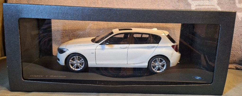 BMW 125i (F20) dealer editie 1:18, Ophalen of Verzenden, Nieuw, Auto, Overige merken