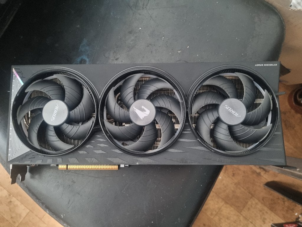 RX 9070 XT AMD Aorus 16Gb GDDR6,HDMI,DP,incl.doos en gar., AMD, GDDR6, Ophalen of Verzenden, Zo goed als nieuw