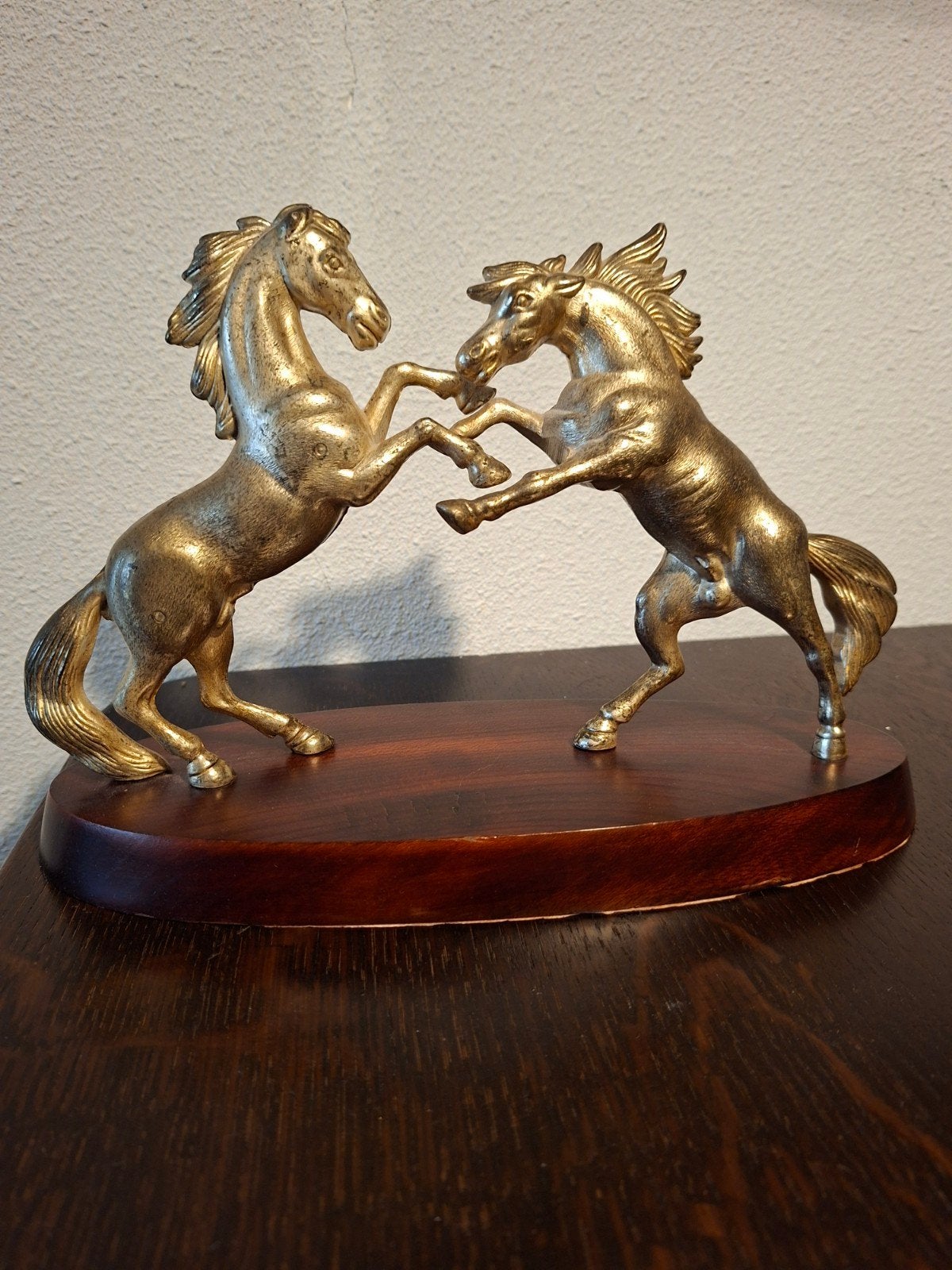Gouden paardenbeeld op houten sokkel, Ophalen of Verzenden, Zoogdier, 20 - 50 cm, Op sokkel