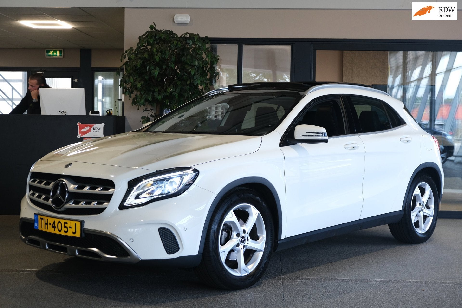 Mercedes-Benz GLA-klasse 180 Ambition Pano Trekhaak Cam PDC, Auto's, Voorwielaandrijving, Gebruikt, 4 cilinders, 1595 cc