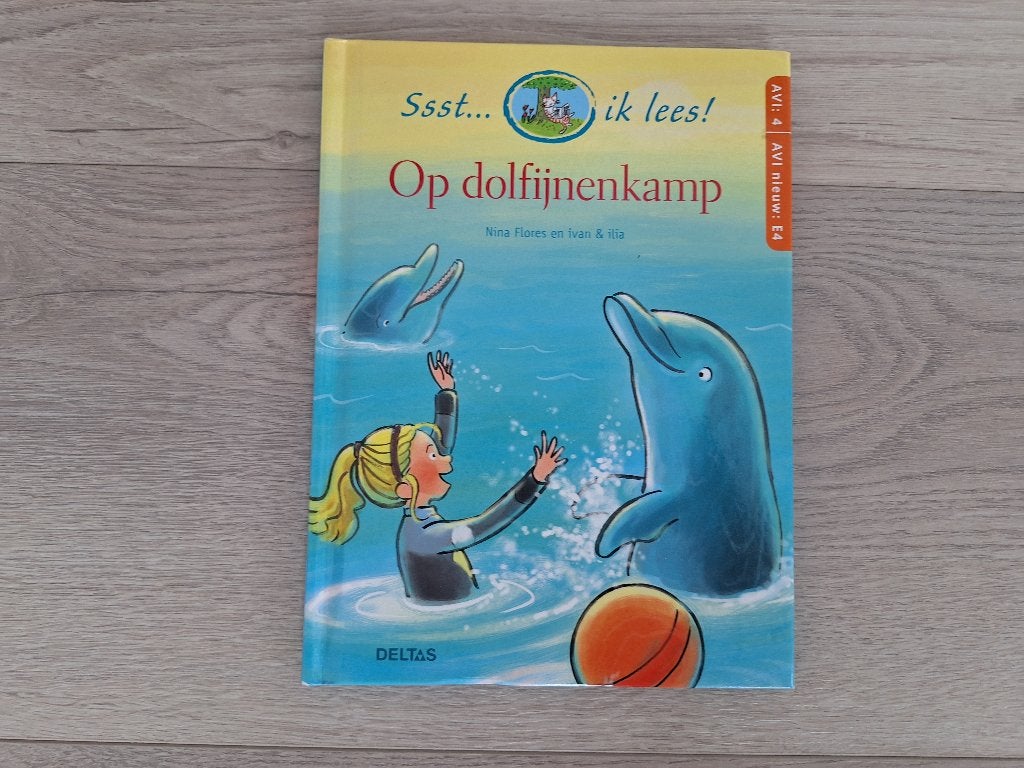 Op dolfijnenkamp (AVI E4), Gelezen, Fictie algemeen, Ophalen of Verzenden, Nina Flores