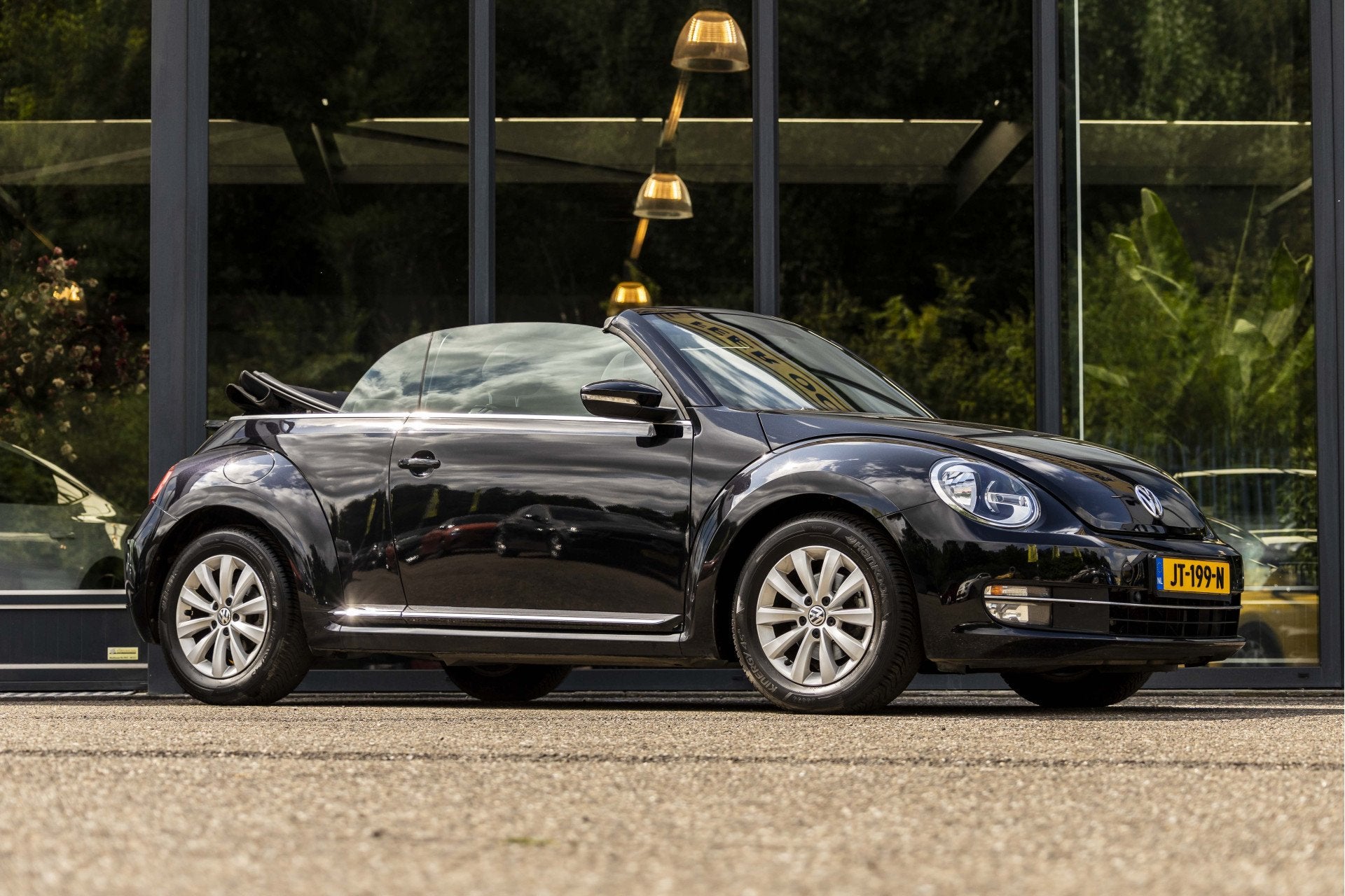 Volkswagen Beetle Cabriolet 1.2 TSI Design BlueMotion, Auto's, 4 cilinders, Cabriolet, 4 stoelen, Zwart