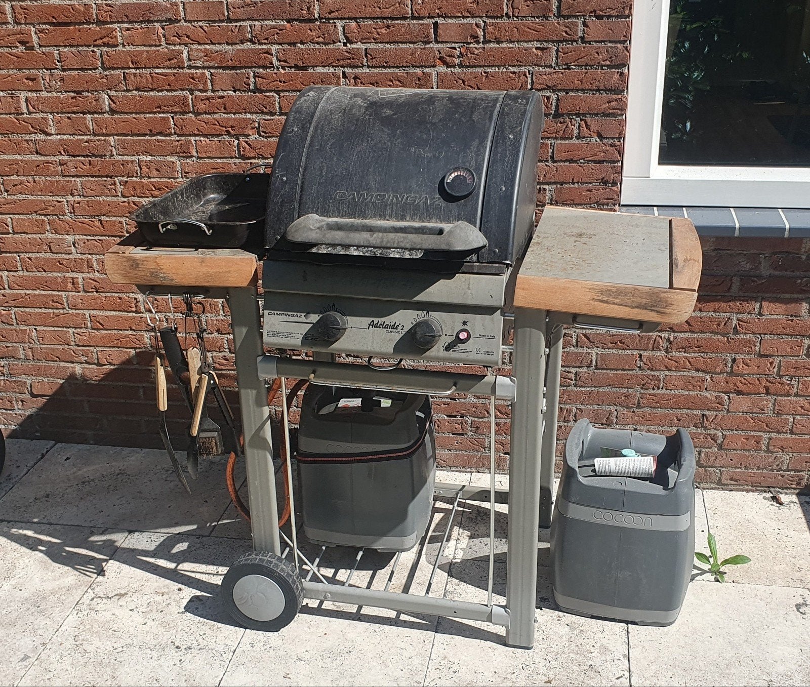 Kleine gas BBQ, 2 branders. Over 100 eur gasfles waarde., Ophalen