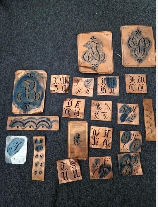 antieke sjablonen voor monogrammen en patronen, Ophalen of Verzenden, Gebruikt, Overige materialen, Gereedschap of Toebehoren