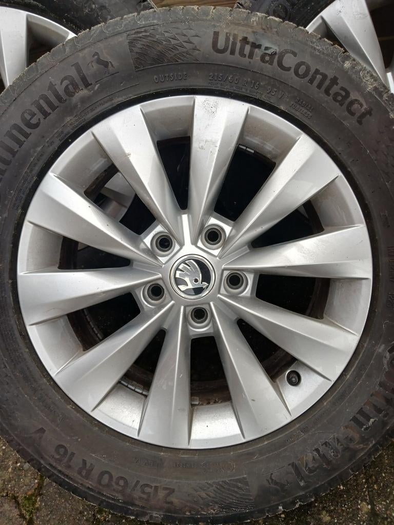 Prachtige originele Skoda Karoq 16 inch set met zomerbanden., Ophalen, 16 inch, Banden en Velgen, Personenwagen