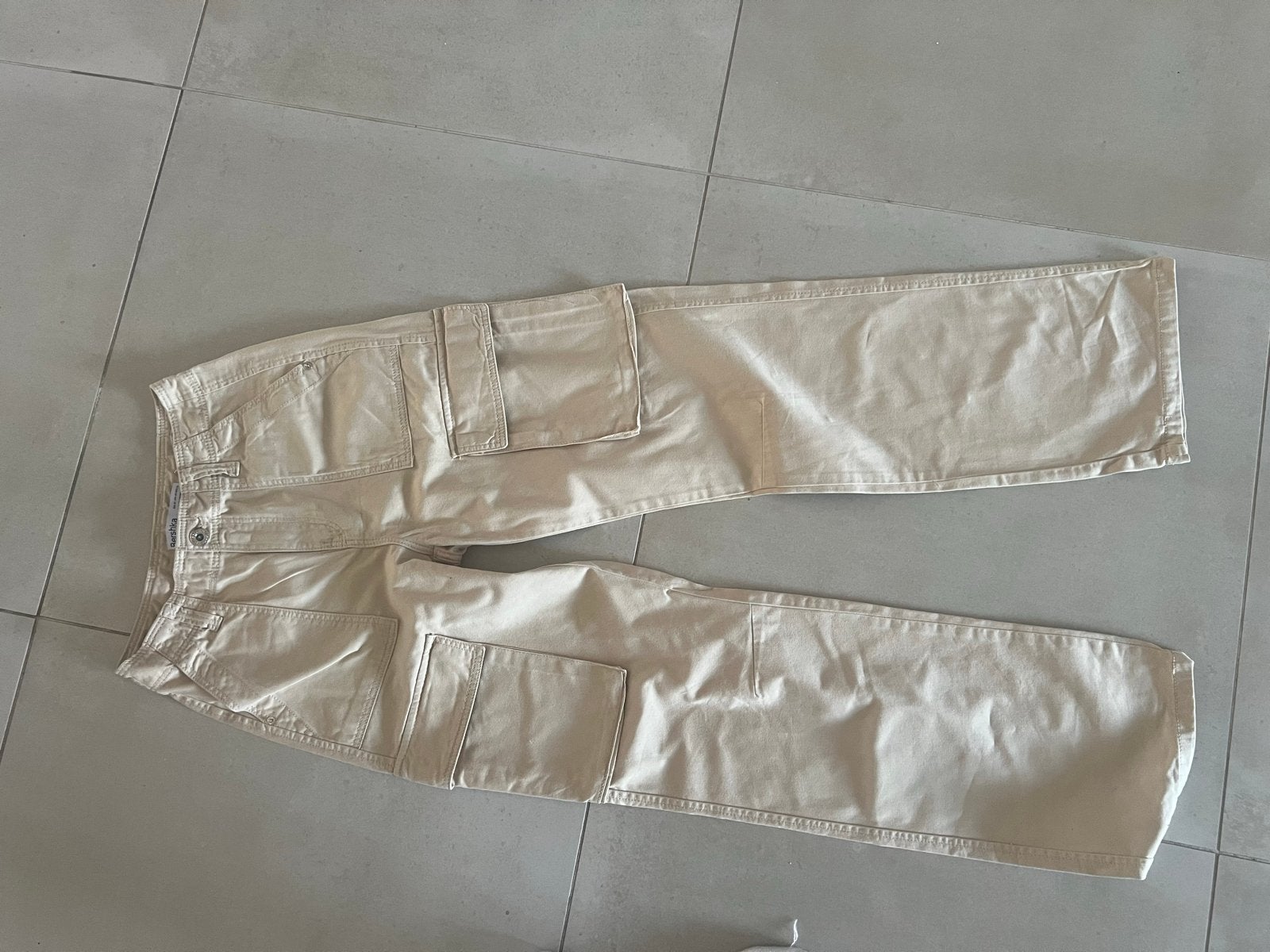 Bershka beige cargo broek - Maat 32 (XS), Beige, Ophalen of Verzenden, Zo goed als nieuw, Maat 34 (XS) of kleiner