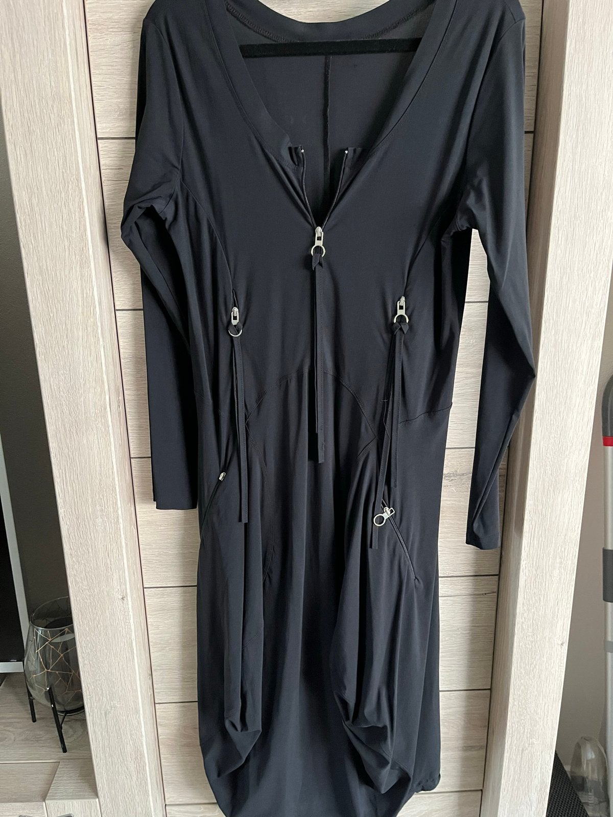 Zwarte jurk met ritsdetails - Oksel 42cm, Taille 39cm, Maat 38/40 (M), Zwart, Ophalen of Verzenden, Gedragen