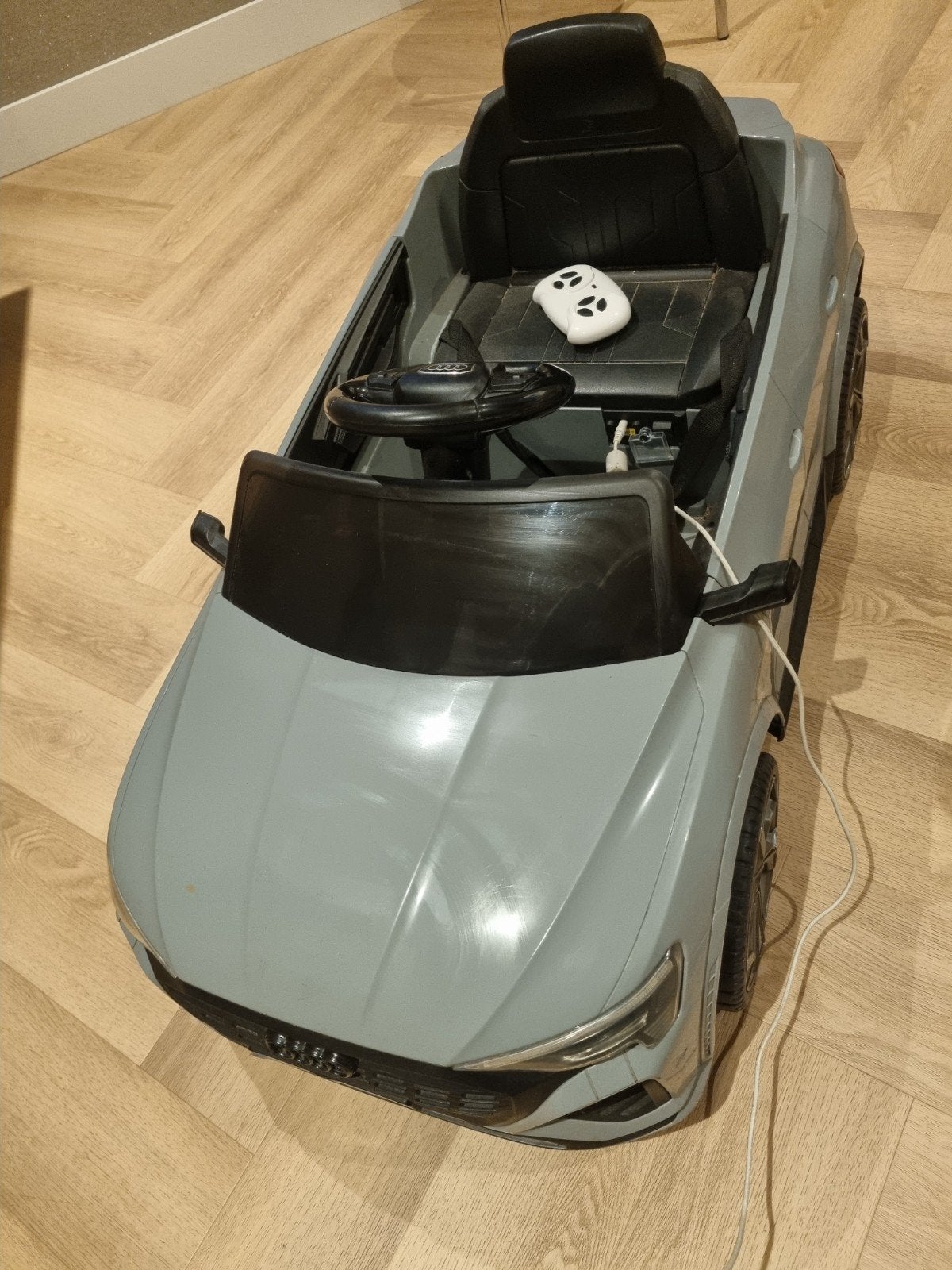 Audi elektrische kinderauto met gaspedaal/  afstandsbedienin, Ophalen, Gebruikt, Afstandsbediening