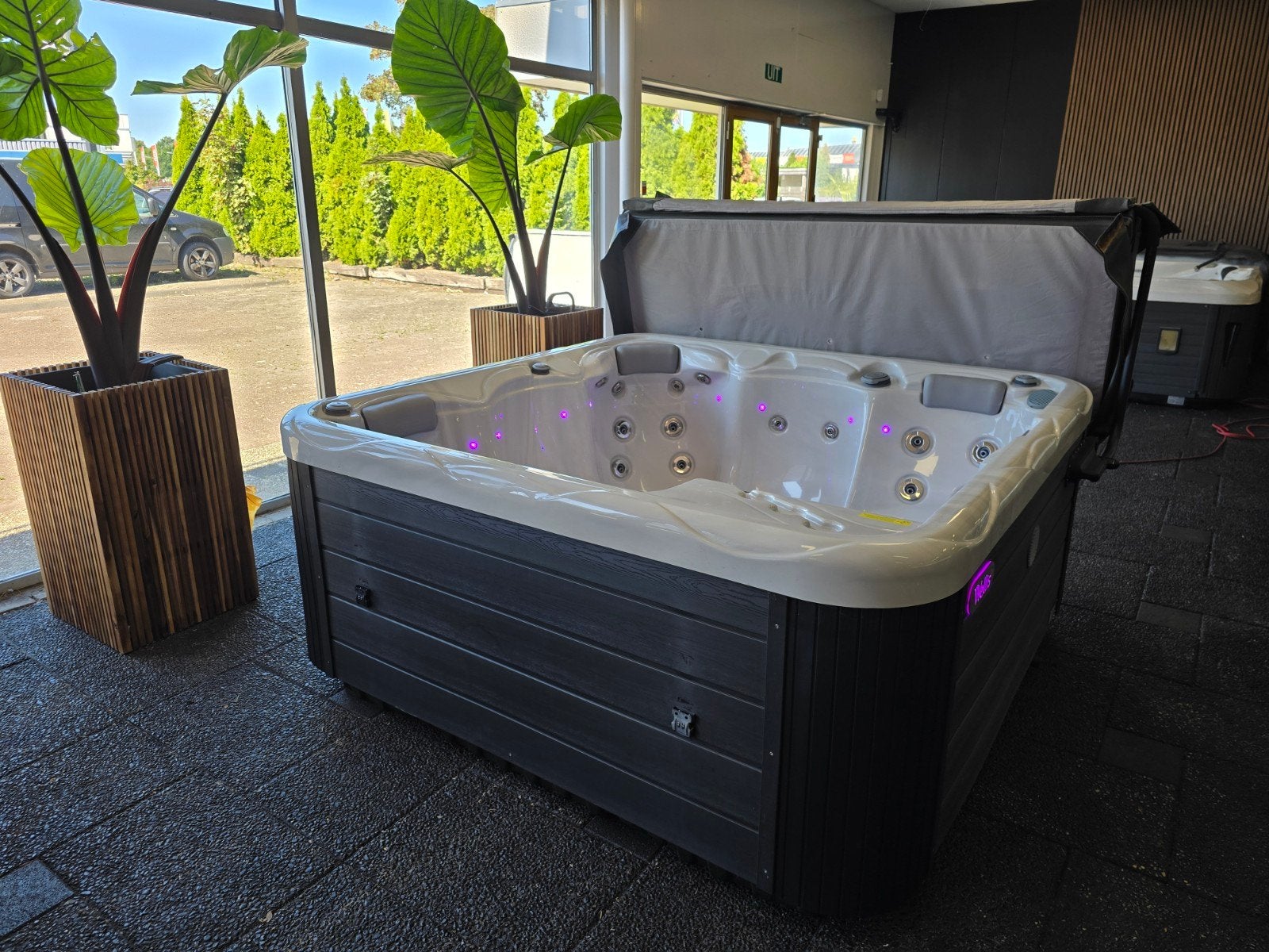 Jacuzzi Showroom Winschoten - Jong gebruikte Jacuzzi’s, Ophalen, Trap, 9672bj, Jacuzzinord