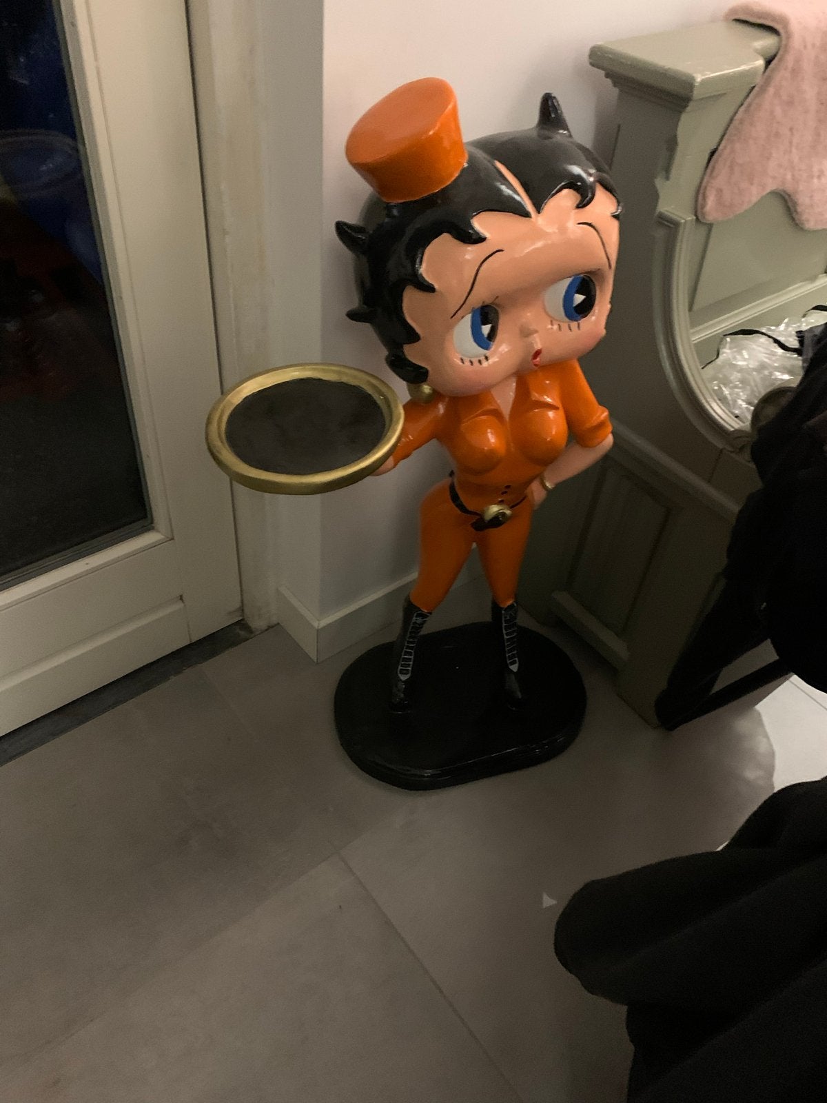Betty Boop beeld met dienblad - Uniek decoratiestuk, Verzamelen, Ophalen of Verzenden, Zo goed als nieuw, Mens