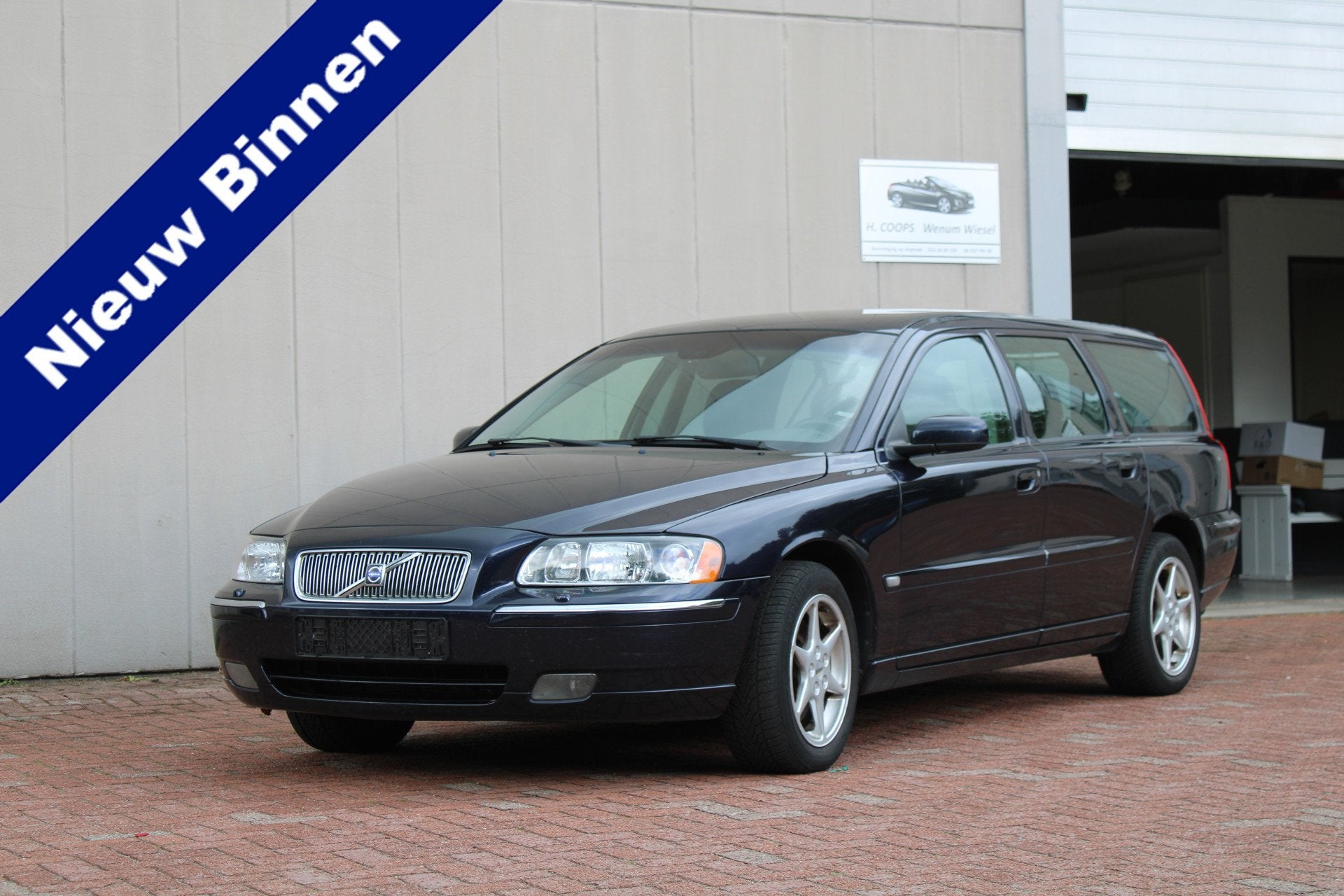 Volvo V70 2.4 T5 Summum YOUNGTIMER (bj 2005), Voorwielaandrijving, Zwart, Blauw, Handgeschakeld