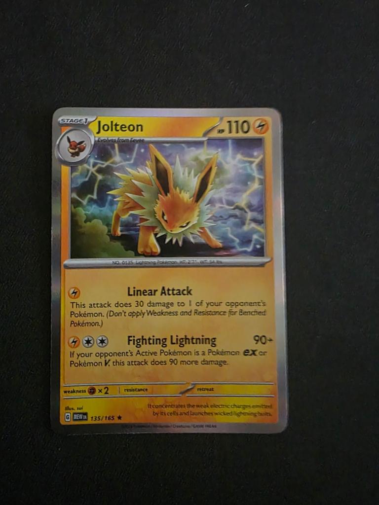 Jolteon Pokemon Kaart 135/165, Ophalen of Verzenden, Zo goed als nieuw, Losse kaart, Foil