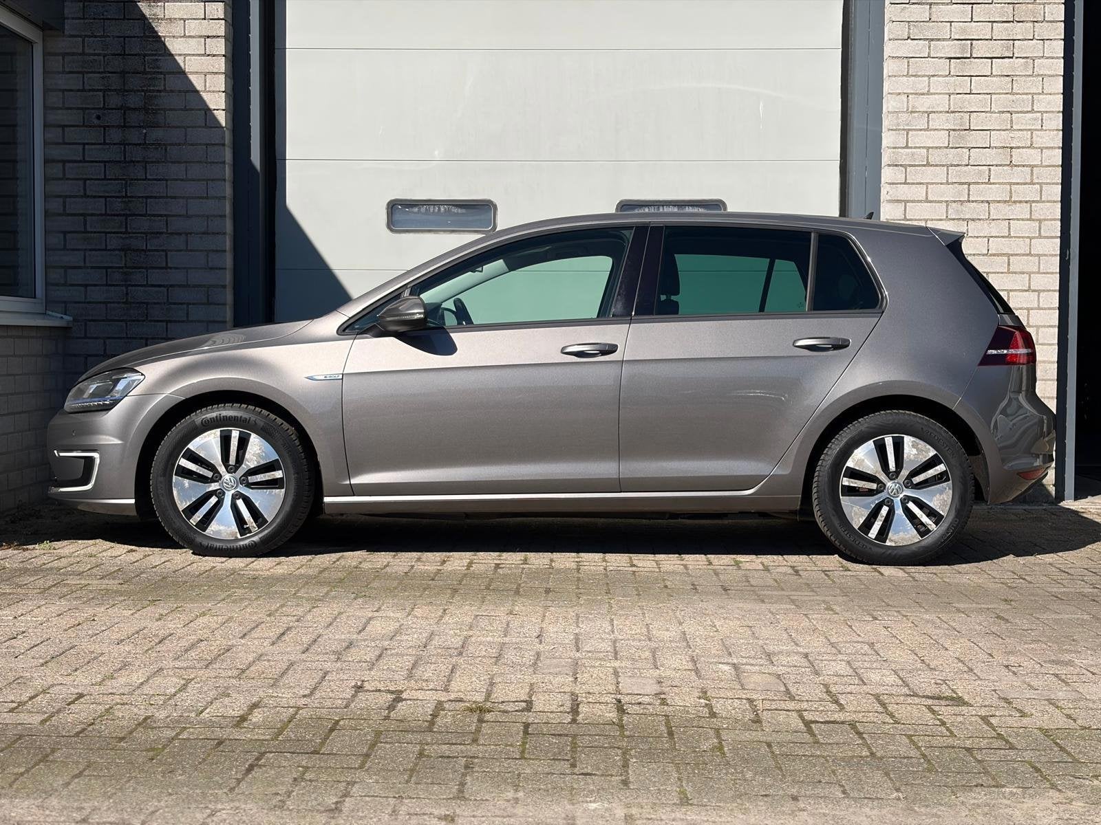 Volkswagen E-Golf E-Golf Automaat|Sensor|Ecc, Auto's, Stof, Gebruikt, Automatische klimaatregeling, 116 pk