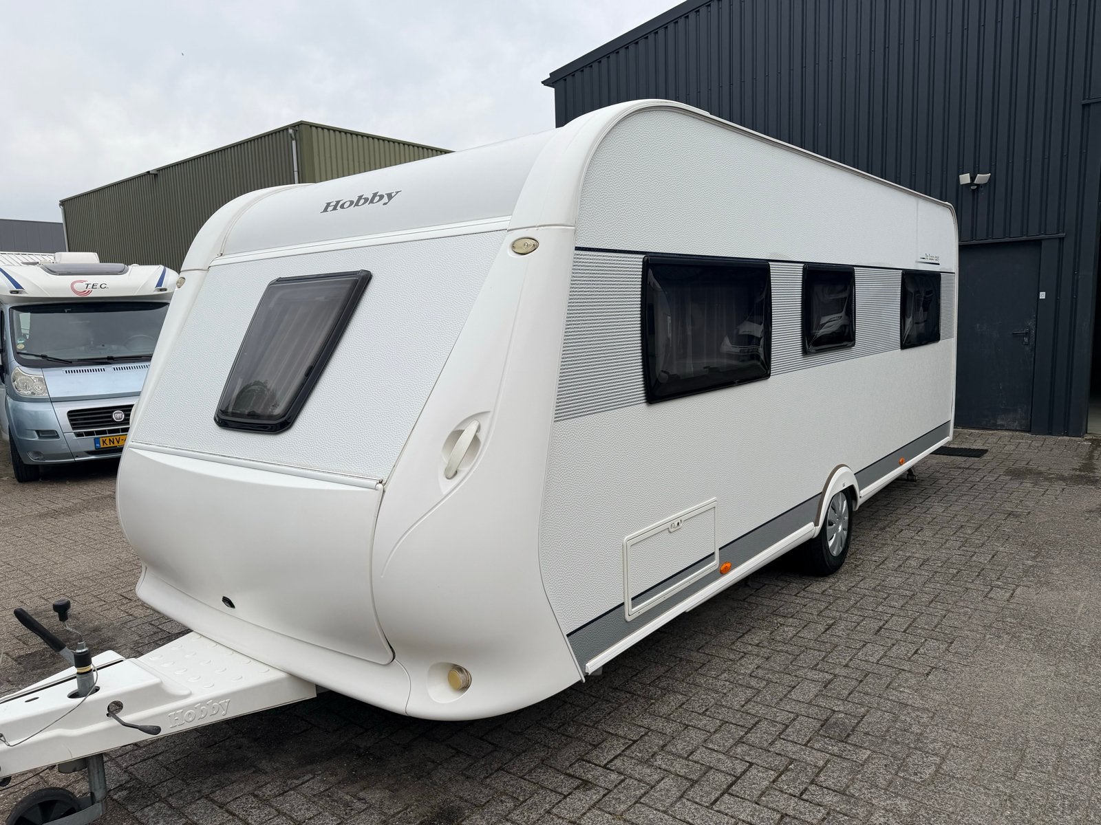 Hobby 560 CFE (2015) - Ruime caravan met voortent, Rondzit, Hobby, Omvormbare zithoek, Bedrijf