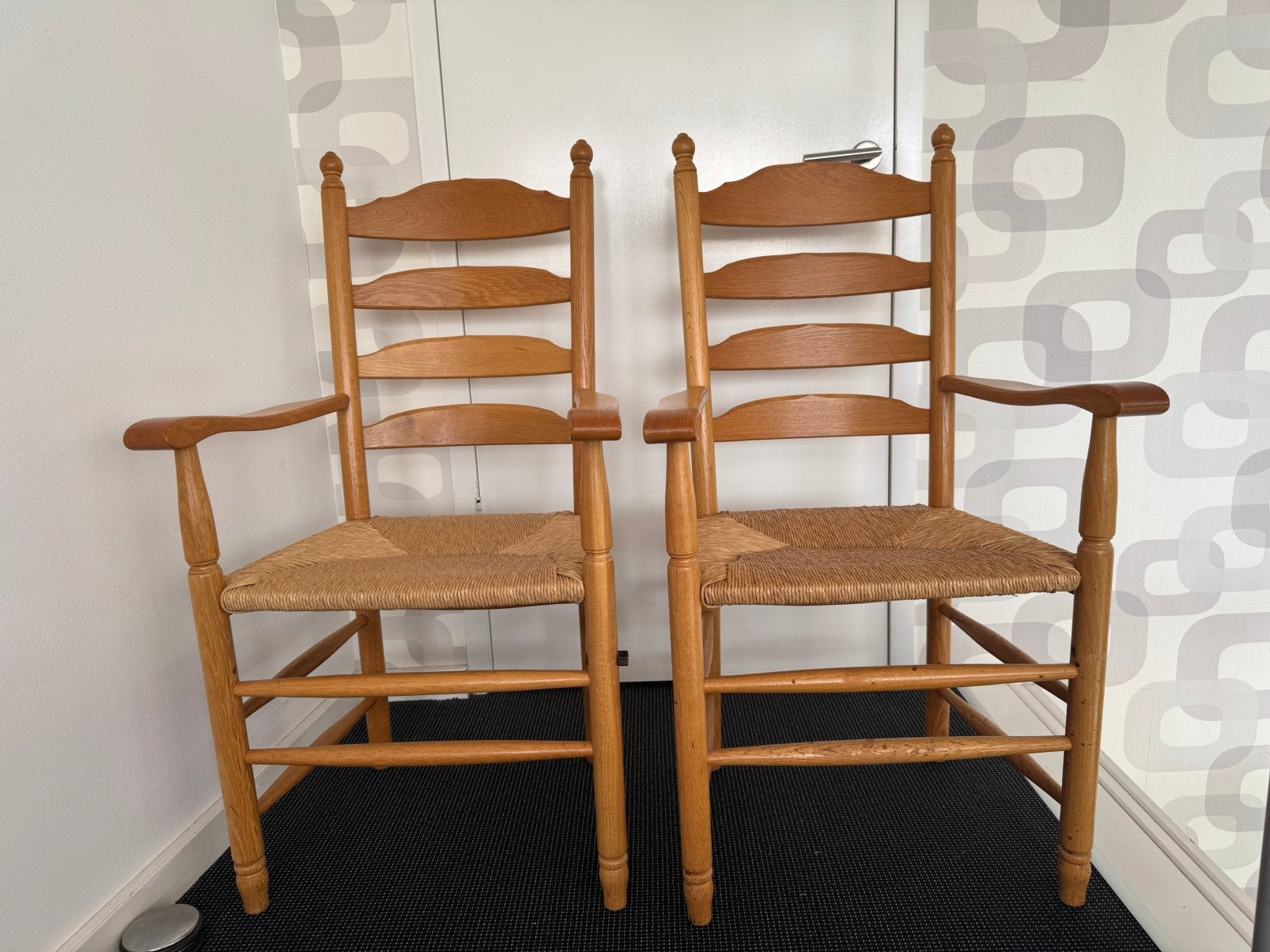 Twee houten armstoelen met biezen zitting, Ophalen, Gebruikt, Twee, Bruin