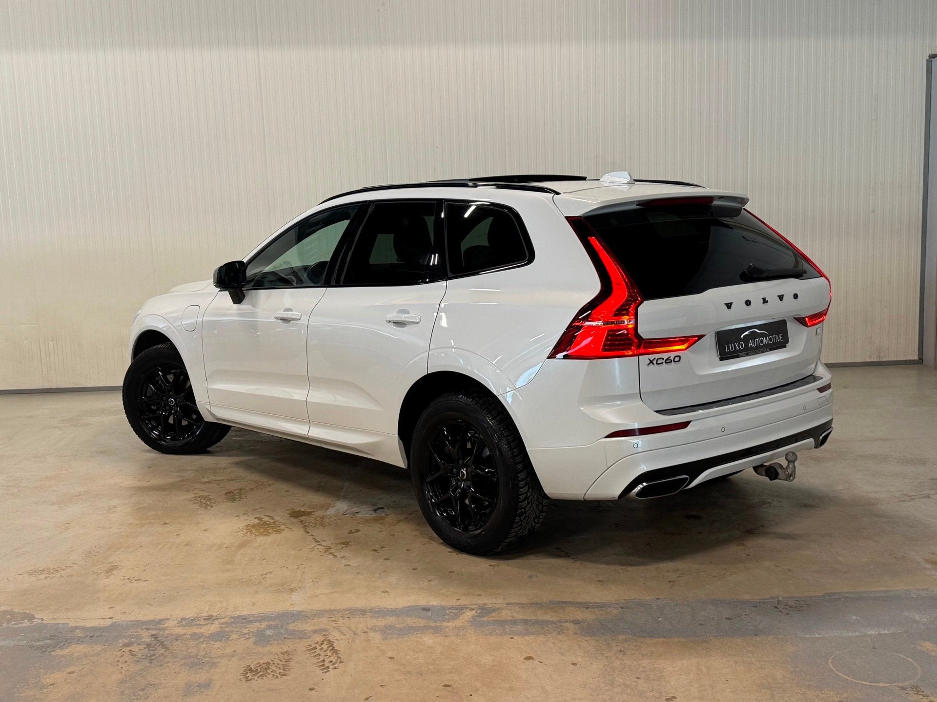 Volvo XC60 2.0 T6 Plug-in hybrid AWD R Design | PANO | BLACK, Dealer onderhouden, Gebruikt, Euro 6, 1969 cc