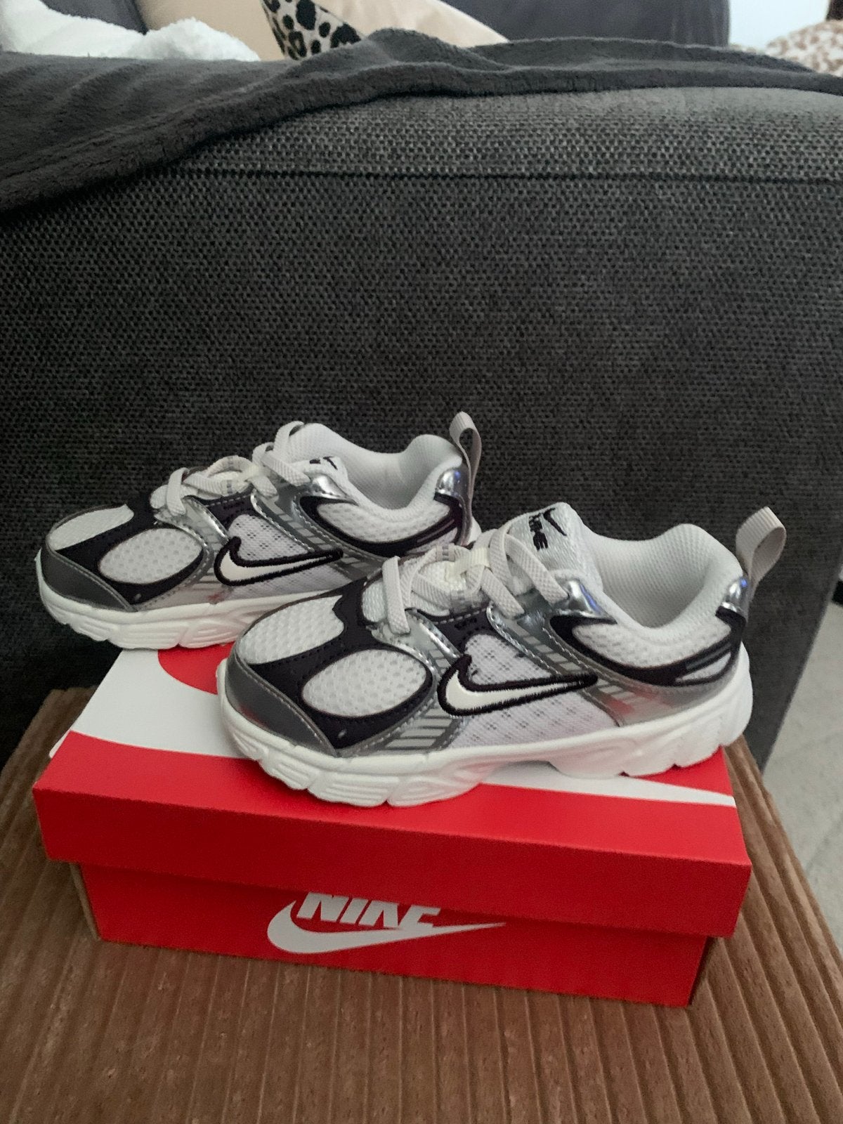 Nike sportschoenen maat 27 - nieuw, Ophalen, Nieuw, Jongen of Meisje, Sportschoenen