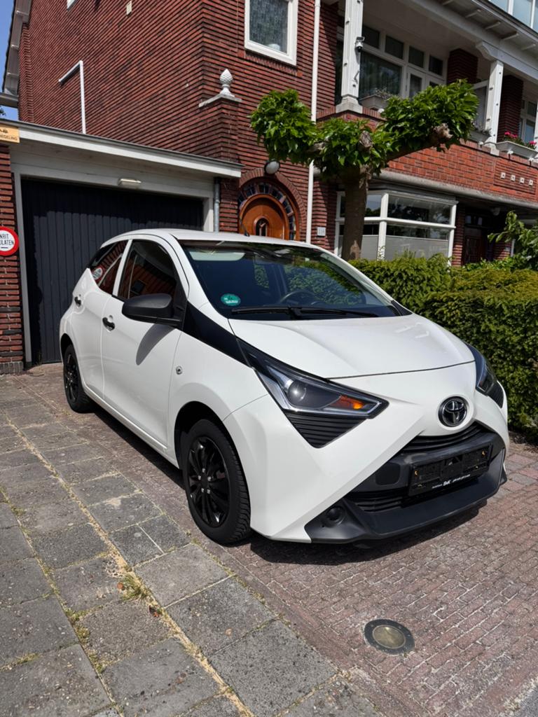 Toyota Aygo 1.0 Vvt-i 72pk 5D 2021 Wit, Auto's, Toyota, Voorwielaandrijving, Stof, Zwart, 4 stoelen
