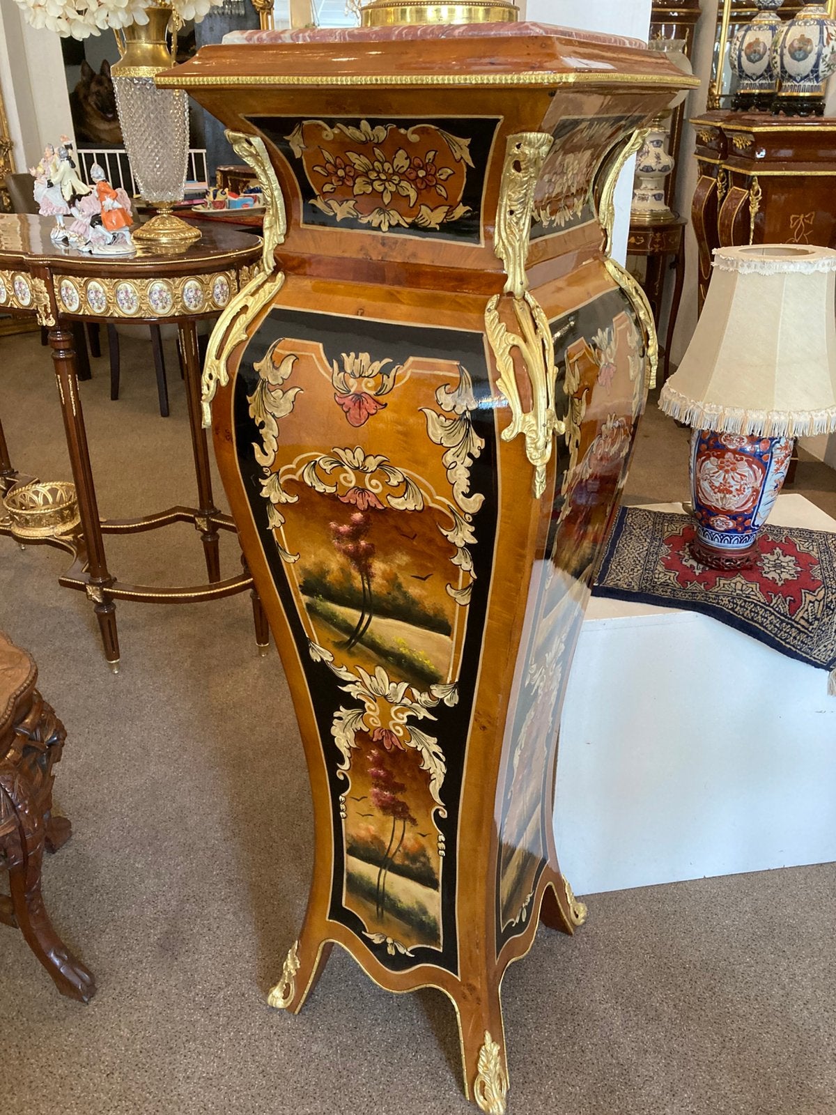 Marqueterie rondom gebogen staander vol met brons 1m27 hoog, Ophalen