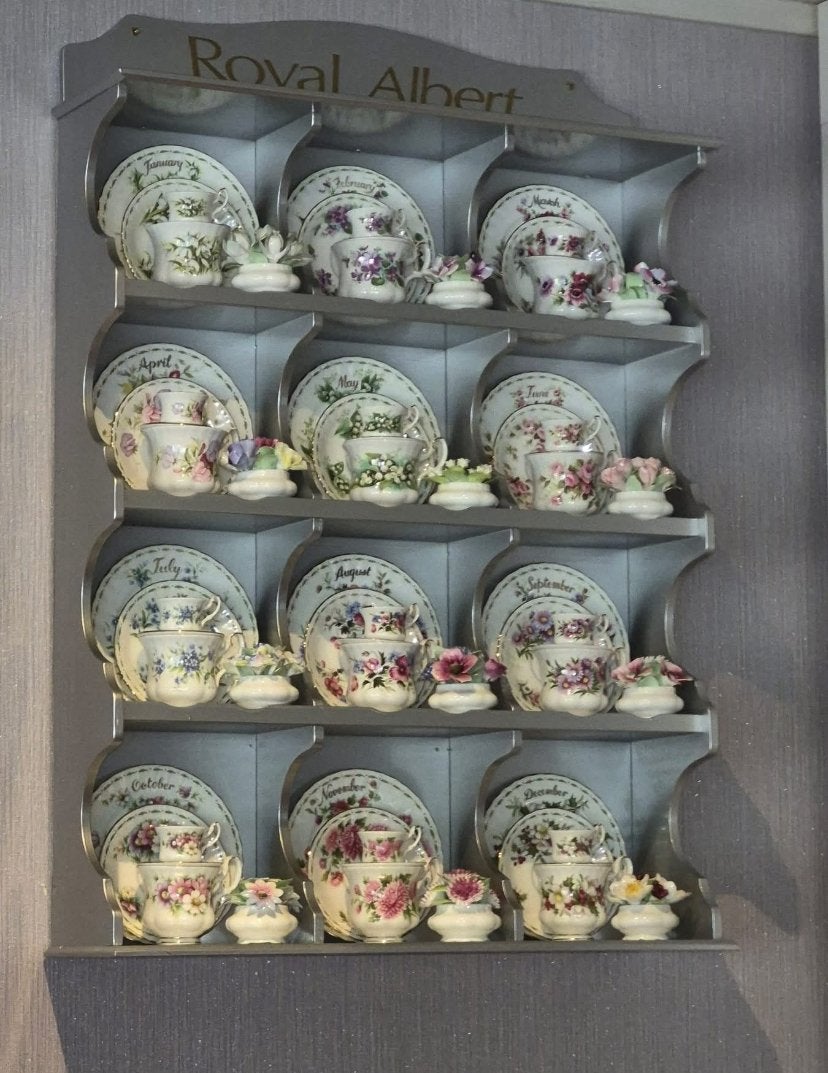Royal alberts kopjes van de maand en mini kopjes bloemstukje, Ophalen of Verzenden, Zo goed als nieuw, Porselein, Kop en/of schotel