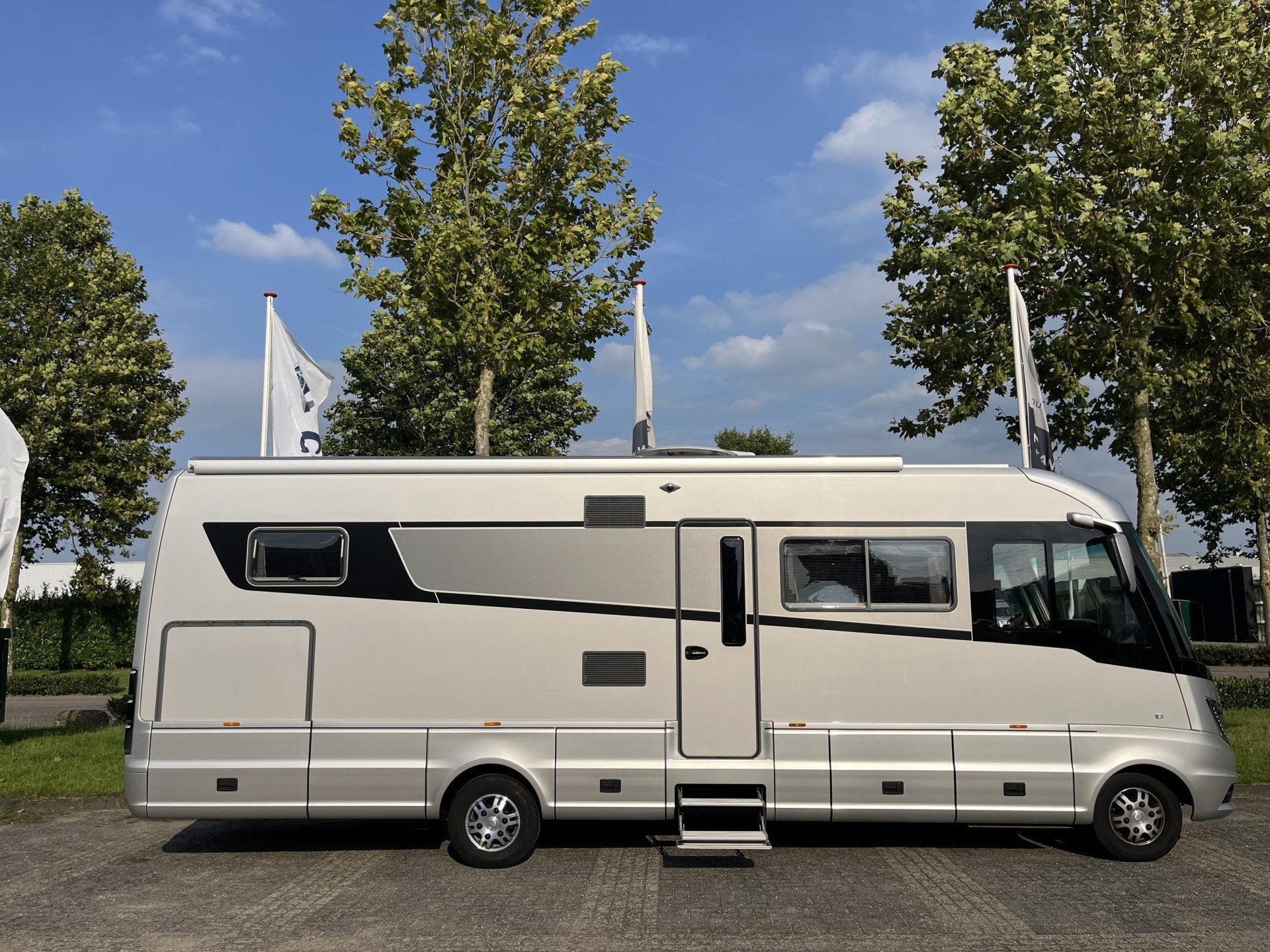 NIESMANN BISCHOFF FLAIR 920LE 6-persoons Gastank Retarder Af, Niesmann+Bischoff, Galliersweg 39
5349AT  OSS, NL, Diesel, Mark@niesmannbischoff.nl