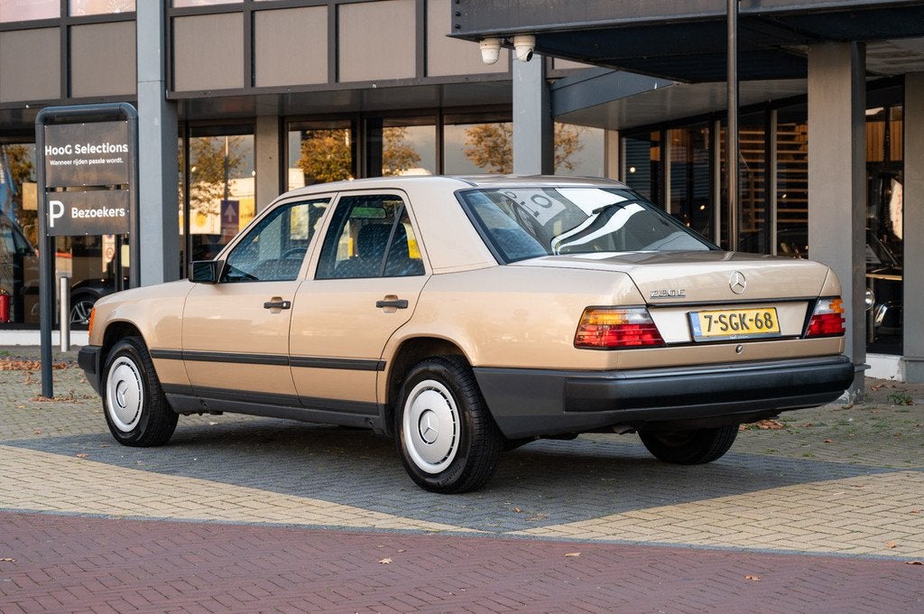 Mercedes-Benz 200-serie 230 E (W124) (bj 1987), Auto's, Oldtimers, Stof, Zwart, Overige kleuren, 132 pk