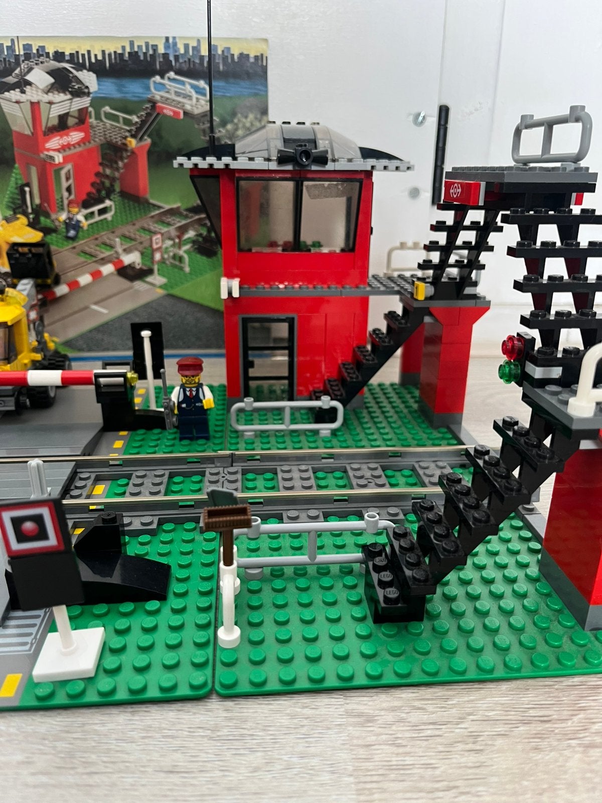 Foto 3 van LEGO 10128 Train Level Crossing – bluish grey variant