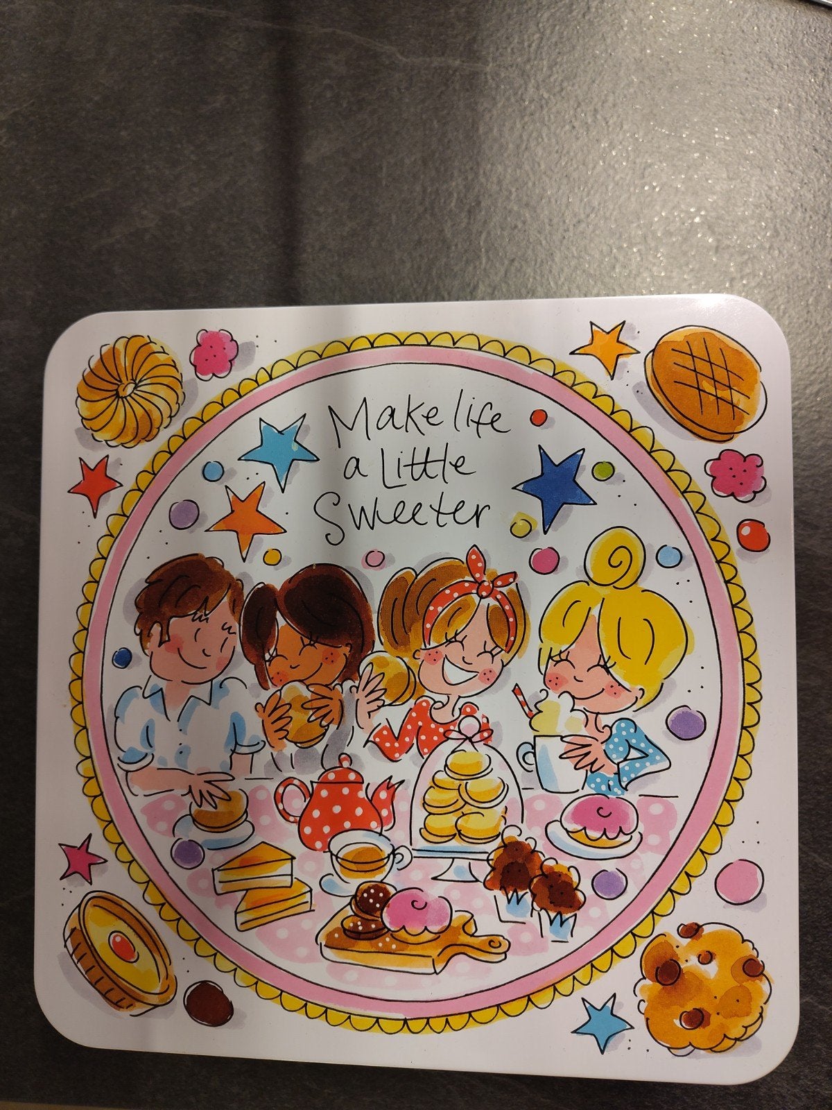 Leuke koekblik / trommel met vrolijke illustratie, Ophalen of Verzenden, Gebruikt, Koek(jes), Overige merken